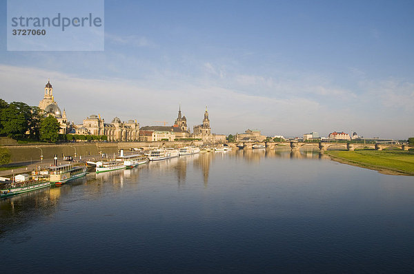 Blick über die Elbe auf barocke Altstadt  historische Kulisse  Brühlsche Terrasse  Schaufelraddampfer  Dresden  Sachsen  Deutschland