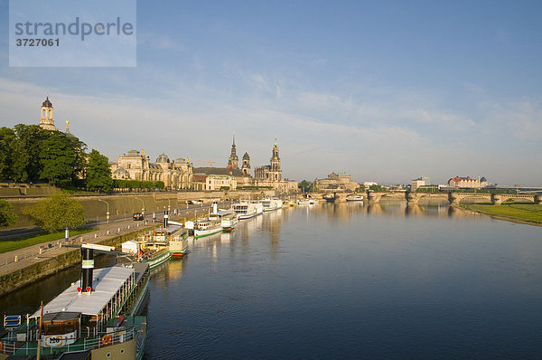 Blick über die Elbe auf barocke Altstadt  historische Kulisse  Brühlsche Terrasse  Schaufelraddampfer  Dresden  Sachsen  Deutschland