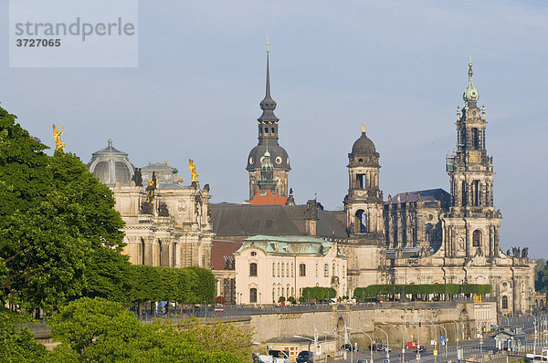 Blick über die Elbe auf barocke Altstadt  historische Kulisse  Brühlsche Terrasse  Dresden  Sachsen  Deutschland