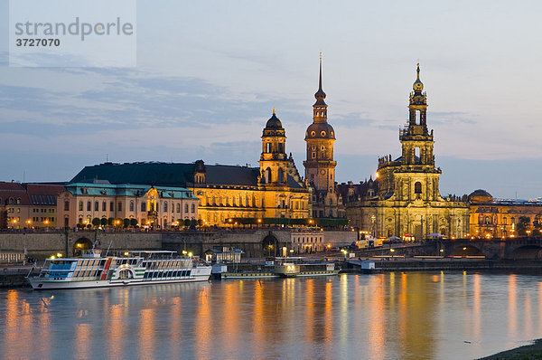Blick über die Elbe auf barocke Altstadt bei Dämmerung  historische Kulisse  Brühlsche Terrasse  Dresden  Sachsen  Deutschland