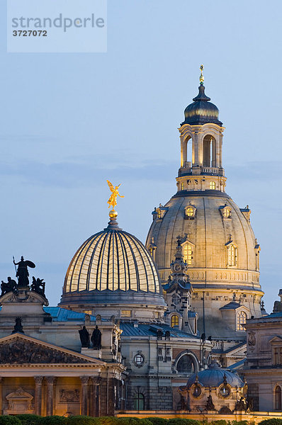Kuppel der Frauenkirche und Kuppel der Kunstakademie  Zitronenpresse  bei Dämmerung  Dresden  Sachsen  Deutschland