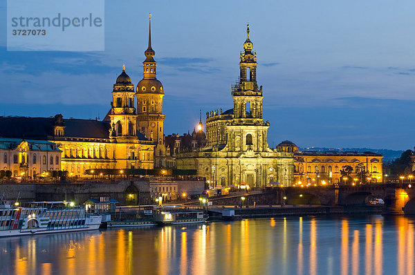 Blick über die Elbe auf barocke Altstadt bei Dämmerung  historische Kulisse  Brühlsche Terrasse  Dresden  Sachsen  Deutschland