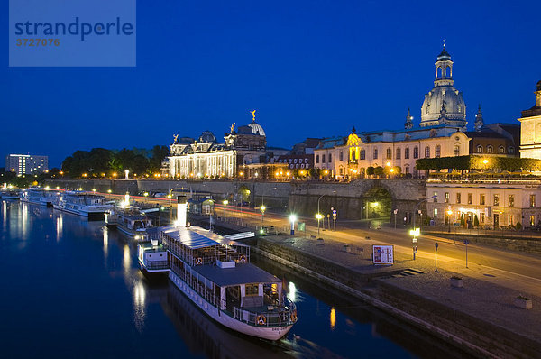 Blick über die Elbe auf barocke Altstadt bei Dämmerung  historische Kulisse  Brühlsche Terrasse  Schaufelraddampfer  Dresden  Sachsen  Deutschland