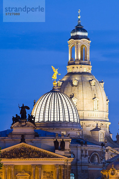 Kuppel der Frauenkirche und Kuppel der Kunstakademie  Zitronenpresse  bei Dämmerung  Dresden  Sachsen  Deutschland