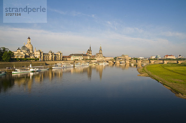 Blick über die Elbe auf barocke Altstadt  historische Kulisse  Brühlsche Terrasse  Schaufelraddampfer  Dresden  Sachsen  Deutschland