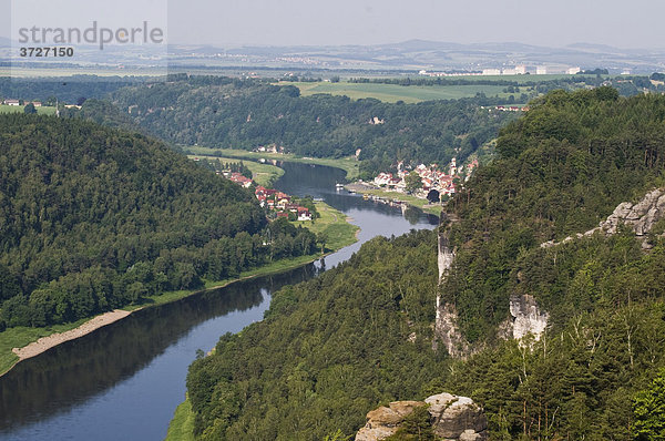 Elbe  Felsen mit Stadt Wehlen  Sächsische Schweiz  Elbsandsteingebirge  Sachsen  Deutschland