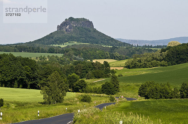 Landschaft mit Lilienstein  Landstraße  Sächsische Schweiz  Elbsandsteingebirge  Sachsen  Deutschland