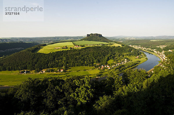 Festung Königstein  Blick über Landschaft mit Elbe und Lilienstein  Sächsische Schweiz  Elbsandsteingebirge  Sachsen  Deutschland