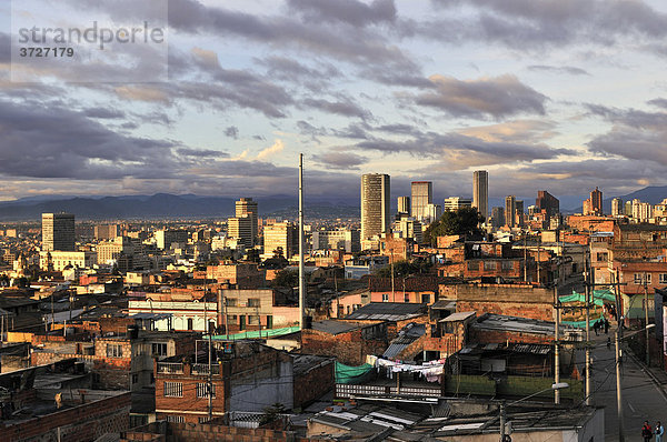Blick auf das Stadtzentrum im Abendlicht  Bogota  Kolumbien  Südamerika
