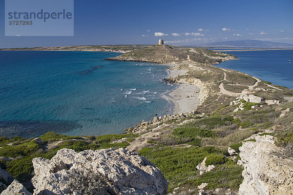 Blick vom Vorgebirge des Capo San Marco mit spanischem Turm und Tharros  Halbinsel Sinis  Provinz Oristano  Sardinien  Italien