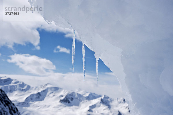 Eiszapfen an Schneewechte vor Bergkulisse Obergurgl  Hochgurgl  Ötztal  Tirol  Österreich