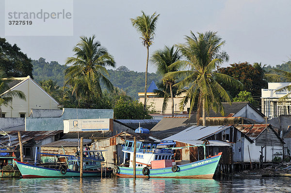 Fischerboote und idyllisches Fischerdorf mit einfachen bunten Holzhäusern und Palmen  Phu Quoc  Vietnam  Asien Holzhäuser