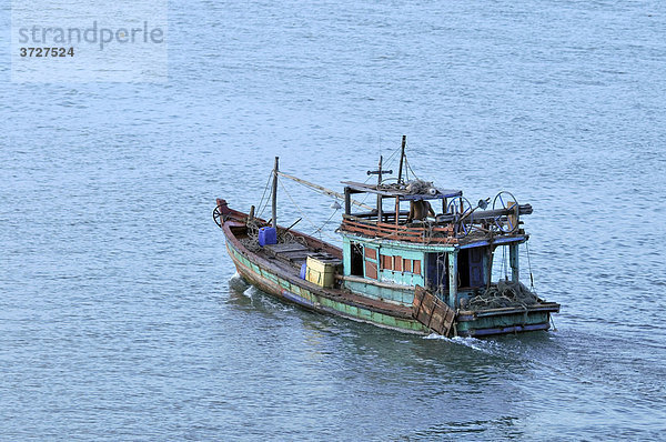 Fischerboot im Meer  Phu Quoc  Vietnam  Asien