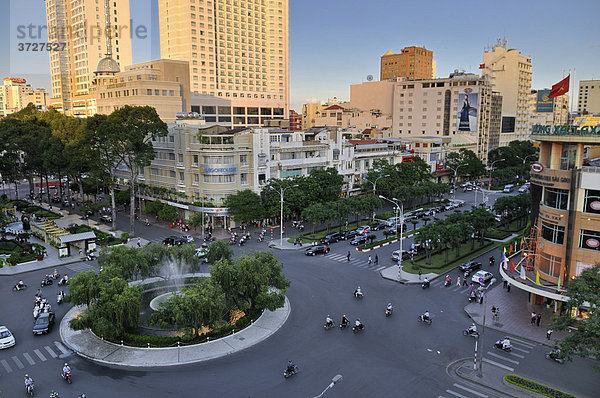 Berühmter Kreisverkehr Nguyen Hue vor Caravelle Hotel und Rex Hotel  Ho Chi Minh Stadt  Saigon  Vietnam  Südostasien