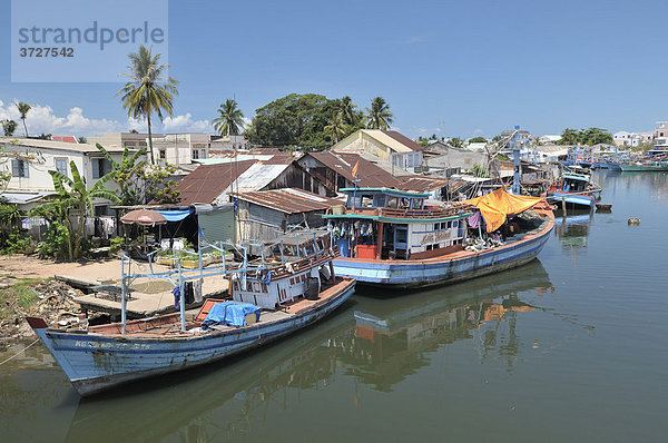 Fischerhafen  bunte Fischerboote  Doung Dong  am Meer  Phu Quoc  Vietnam  Asien