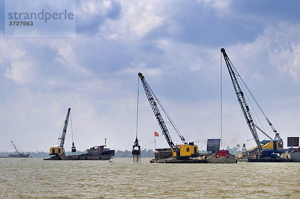 Kräne graben den Grund des Mekong Fluß ab  Sandgewinnung  Mekongdelta  Vietnam  Asien
