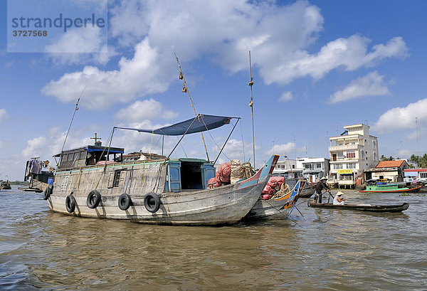 Handelsboot  Marktboot am Mekong Fluß  Mekongdelta  Vietnam  Asien