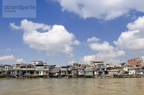 Wohnhäuser und Geschäfte mit vielen Fernsehantennen am Hausdach am Ufer des Mekong Fluß  Mekongdelta  Vietnam  Asien