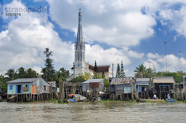 Christliche Kirche mit großem Kirchturm am Ufer des Mekong Fluß    Mekongdelta  Vietnam  Asien