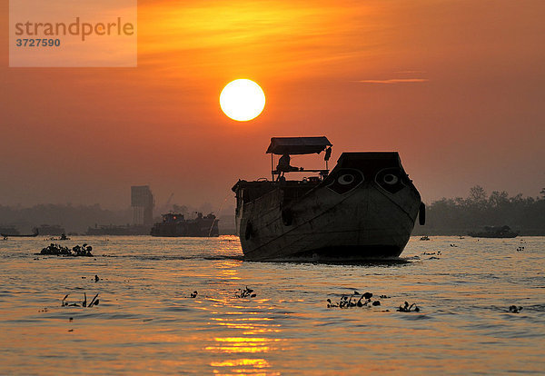 Transportschiff bei Sonnenuntergang am Mekong  Mekongdelta  Vietnam  Asien