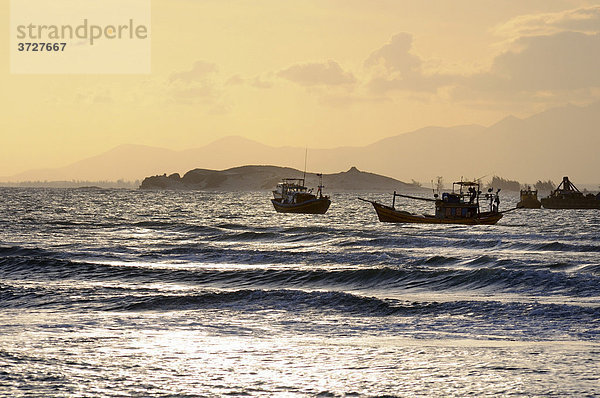 Fischerboote bei Sonnenuntergang in der Bucht von Ke Ga  Vietnam  Asien