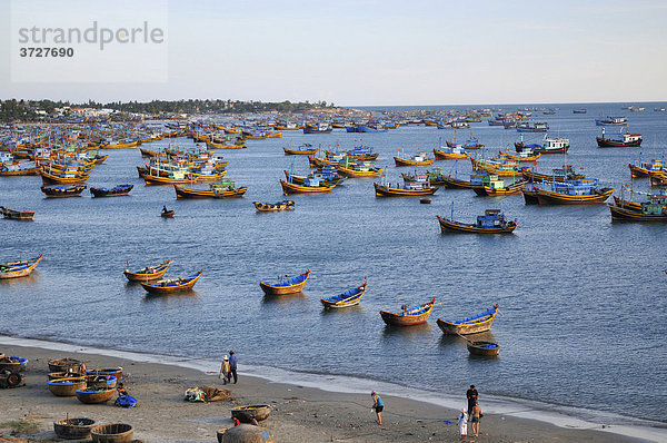 Fischerboote am Fischereihafen von Mui Ne  Vietnam  Asien