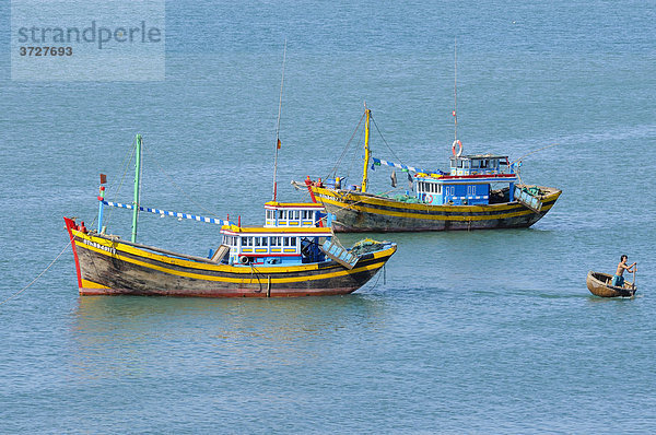 Fischerboote am Hafen  Meer bei Mui Ne  Vietnam  Asien