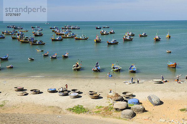 Fischerboote am Strand  Meer bei Mui Ne  Vietnam  Asien