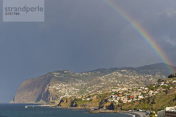 Regenbogen über dem Meer und die Klippen von Cabo Girao  Camara de Lobos  Madeira  Portugal