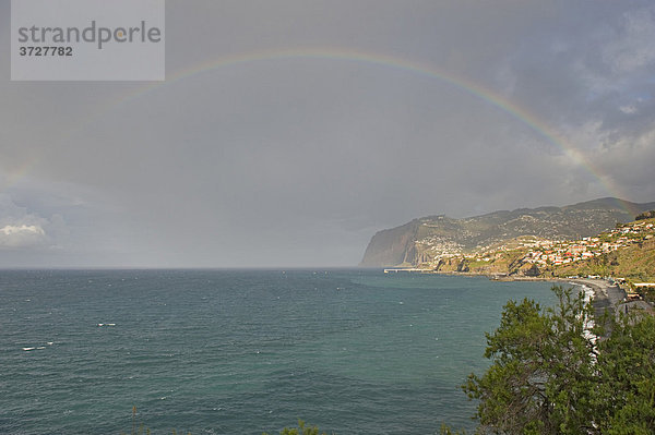 Regenbogen über dem Meer und die Klippen von Cabo Girao  Camara de Lobos  Madeira  Portugal