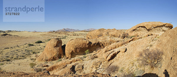 Wüstenlandschaft mit Granitfelsen im Namib-Naukluft-Nationalpark  Namibia  Afrika