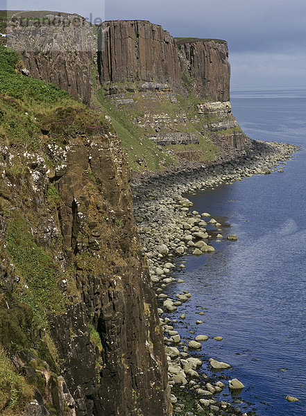 Basaltklippen genannt Kilt Rock  Staffin  Schottland  Vereinigtes Königreich