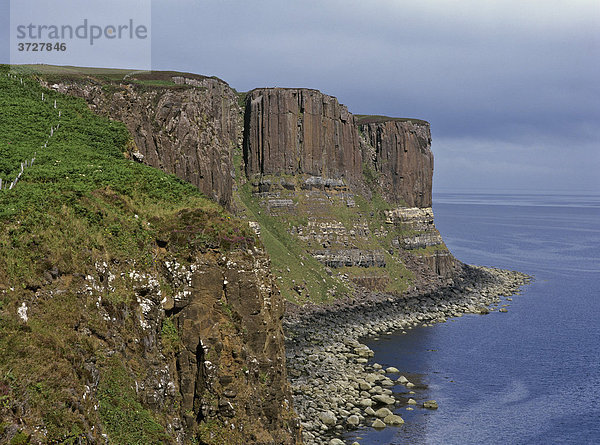 Basaltklippen genannt Kilt Rock  Staffin  Schottland  Vereinigtes Königreich