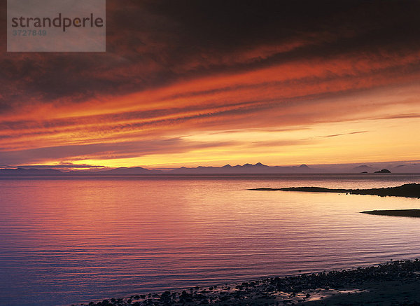 Abendstimmung in der Bucht von Kilmur  hinten Berge der äußeren Hebriden  Schottland  Vereinigtes Königreich