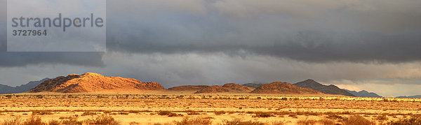 Sanddünen bei Sesriem bei Sonnenuntergang  Namibia  Afrika