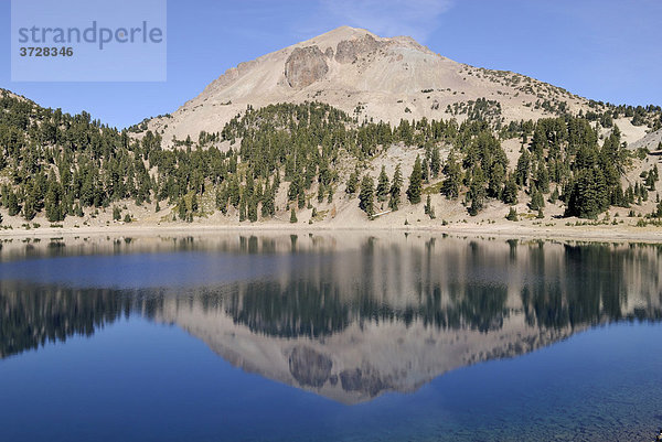 Lassen Peak spiegelt sich im Lake Helen  Lassen Volcanic National Park  Kalifornien  USA