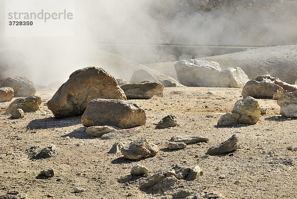 Heiße Schwefeldämpfe und Gesteinsbrocken im Solfatarenfeld von Bumpass Hell  Lassen Volcanic National Park  Kalifornien  USA