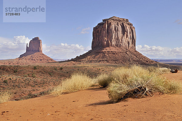 Eastern Mitten Butte  links  und Merrick Butte  rechts  Tafelberge und Säulen aus rotem Sandstein  Monument Valley Navajo Nation Park  Arizona  USA
