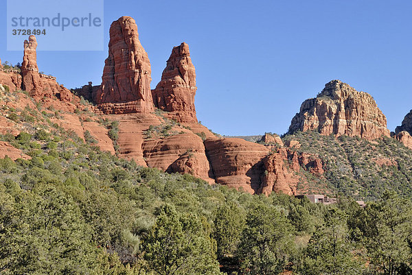 Sandsteinformationen  links Mary and Child  daneben Two Sisters  Sedona  Red Rock Country  Arizona  USA