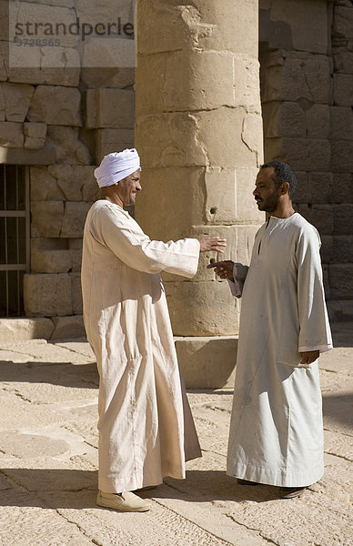 Zwei Nubier gestikulieren im Gespräch  Neu-Kalabscha  Nassersee  Ägypten