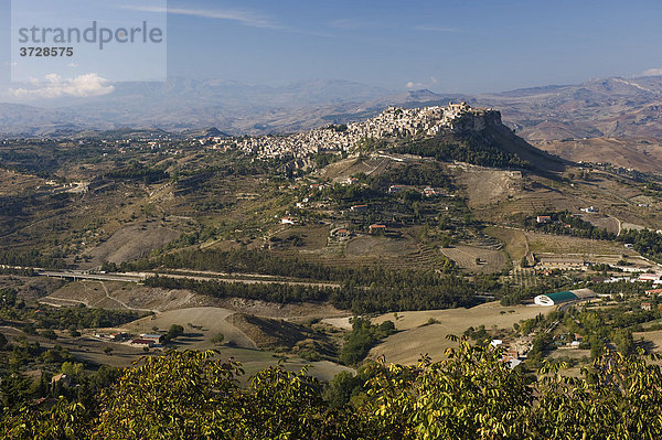 Blick von der Stadt Enna nach Norden und auf den Ort Calascibetta  Sizilien  Italien