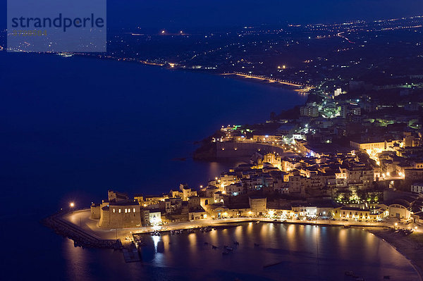 Castellammare del Golfo  Nachtaufnahme mit Panorama von oben  Sizilien  Italien