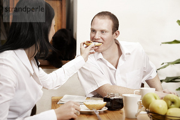 Junges Paar beim gemeinsamen Frühstück
