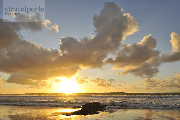 Sonnenuntergang und Wolkenhimmel mit Spiegelung am Atlantik  Fuerteventura  Kanarische Inseln  Kanaren  Spanien  Europa