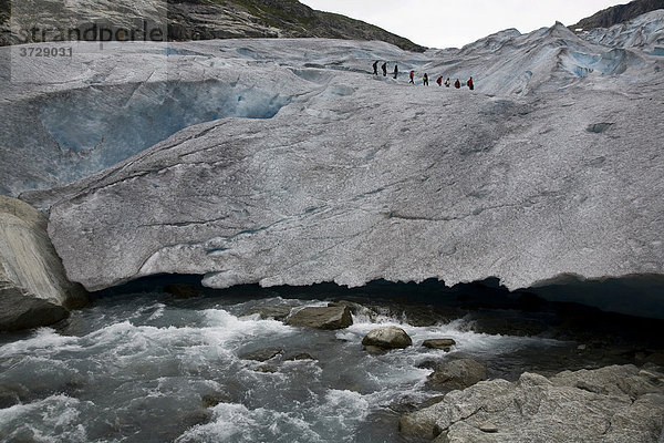 Das Gletschertor des Nigardsbreen mit Gletscherwanderern  Jostedalsbreen  Sogn og Fjordane  Norwegen