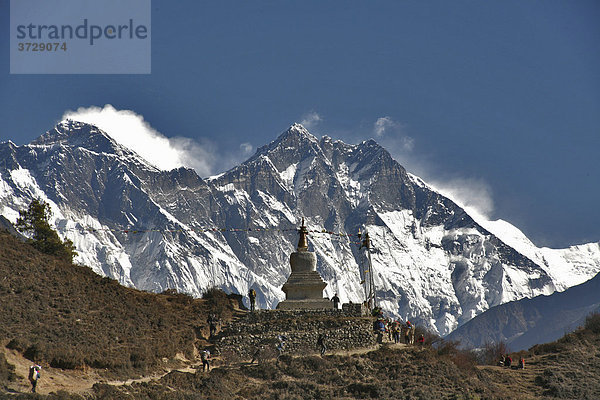 Stupa vor Felswand des Mt Everest  8848 m  und Lhotse  8516 m  Solokhumbu  Nepal  Asien