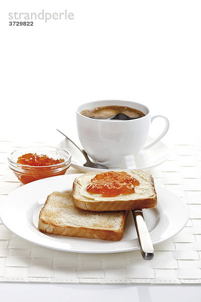 Fühstück  Toast mit Orangenmarmelade und eine Tasse Kaffee