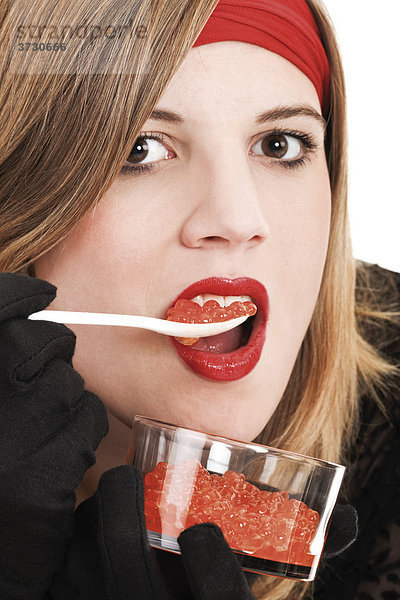 Junge Frau isst roten Kaviar