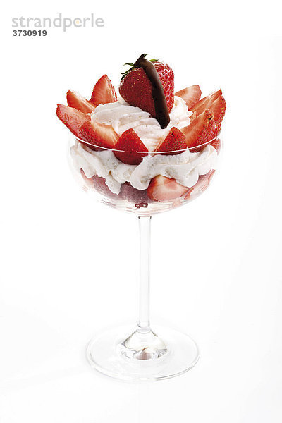 Glas mit Erdbeeren und Sahne