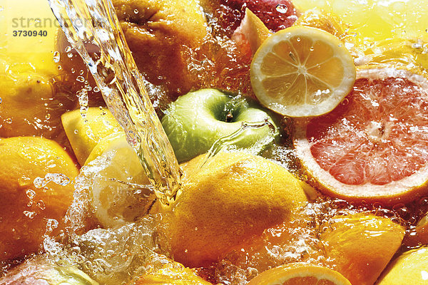 Früchte unter Wasserstrahl Orangen  Zitronen  Grapefruit  Apfel  Ananas